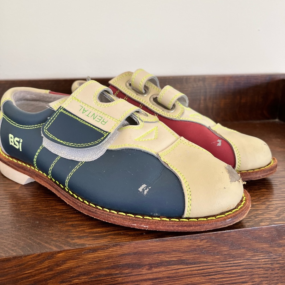 Kids size 4 bowling shoe